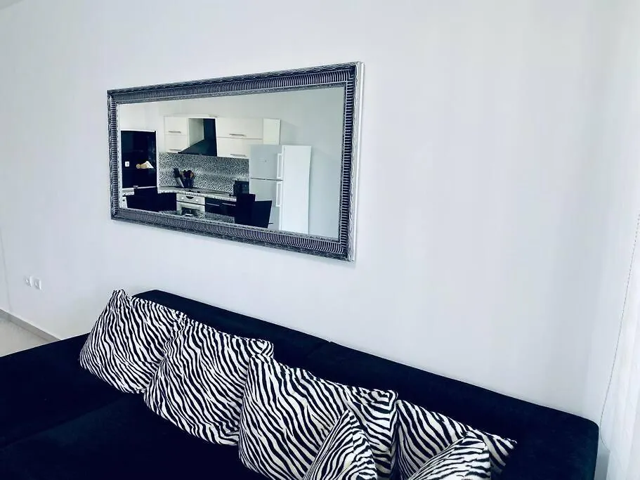 Black & White Style Apartment In A Great Location! Szófia