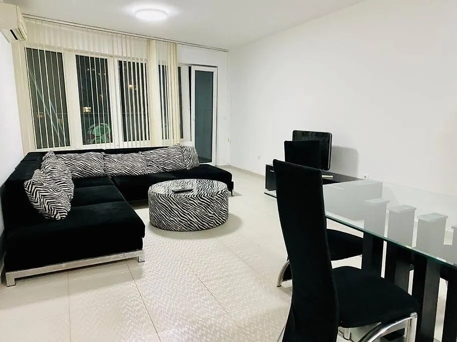 Black & White Style Apartment In A Great Location! 소피아