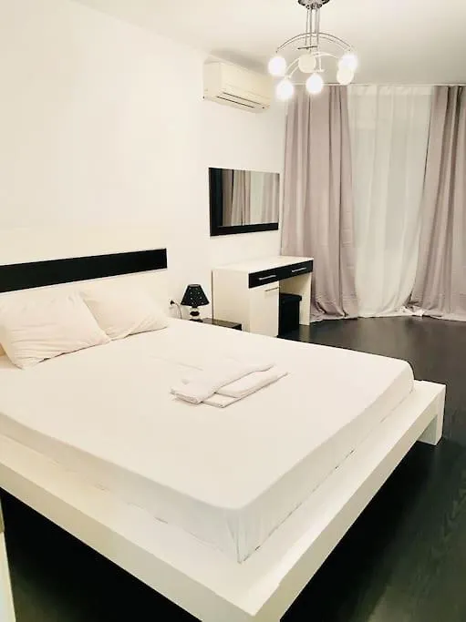Black & White Style Apartment In A Great Location! 소피아